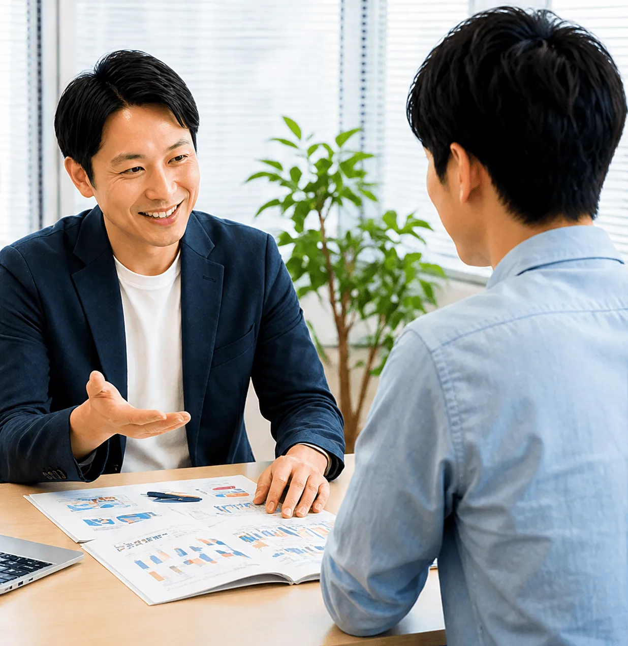 担当者が業務改善の相談内容を聞きながら資料を確認している様子