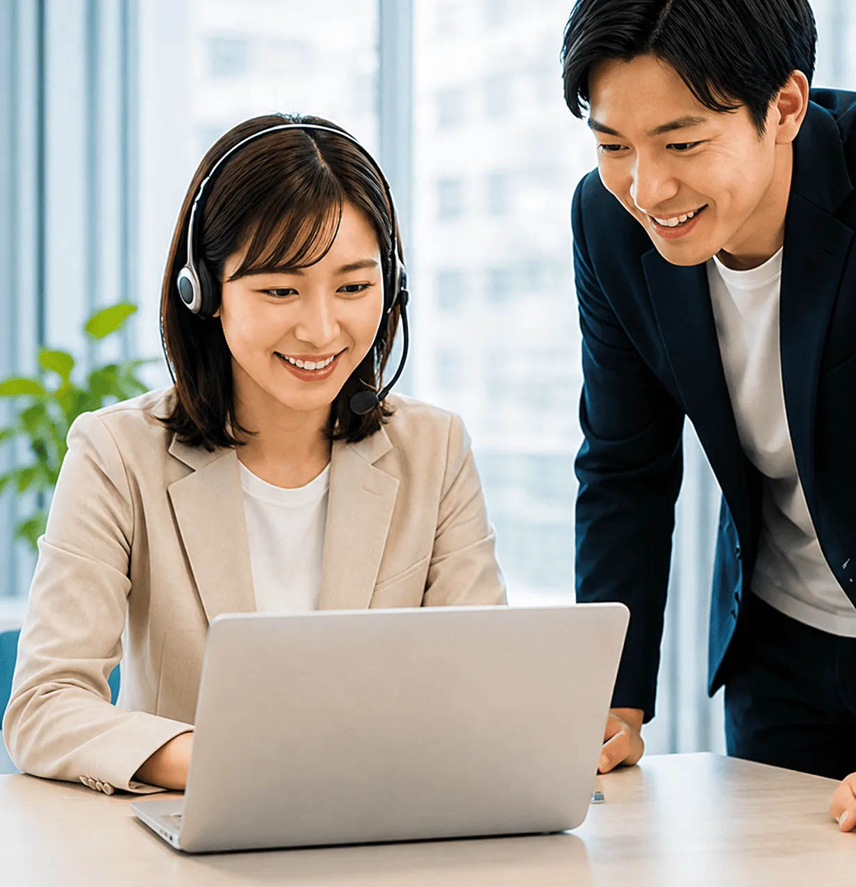 導入後のサポート担当者がパソコン画面を見ながら相談に乗っている様子